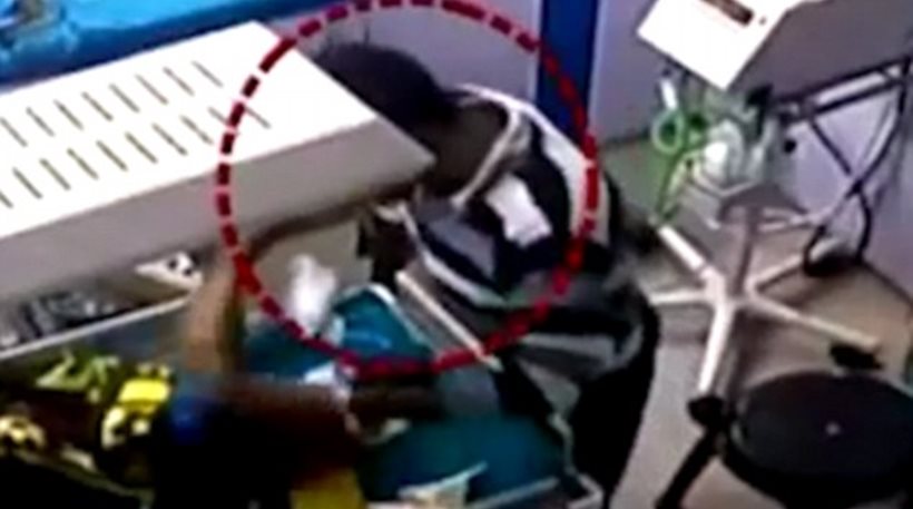 Σοκ! Νοσηλευτής σπάει το πόδι άρρωστου παιδιού επειδή έκλαιγε (video)