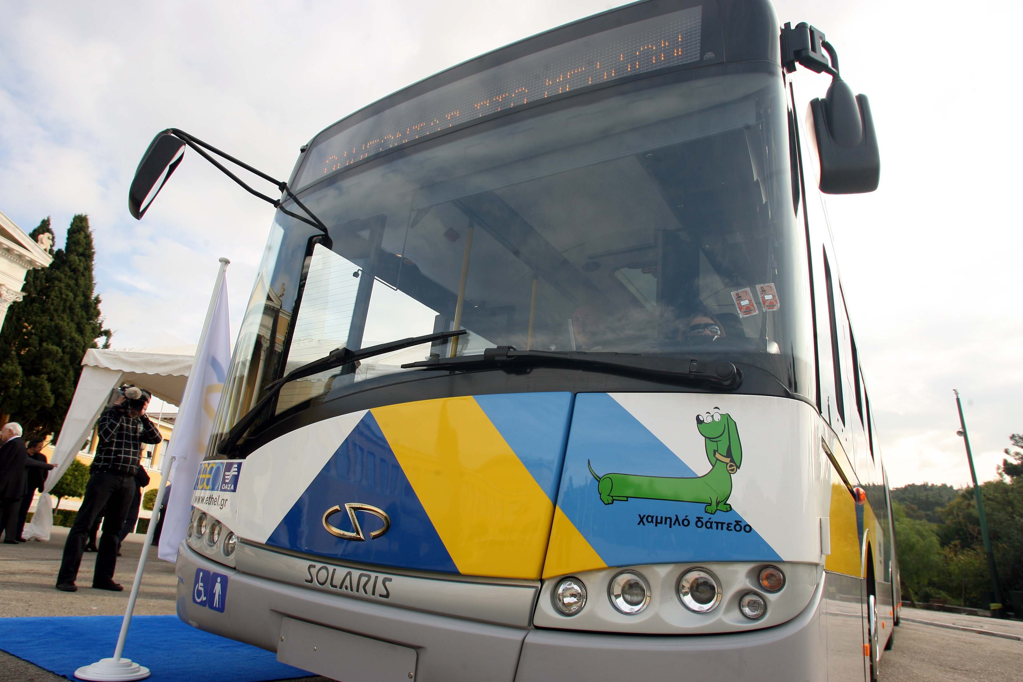 “Καταδρομική” επίθεση κουκουλοφόρων σε λεωφορείο στο Γαλάτσι