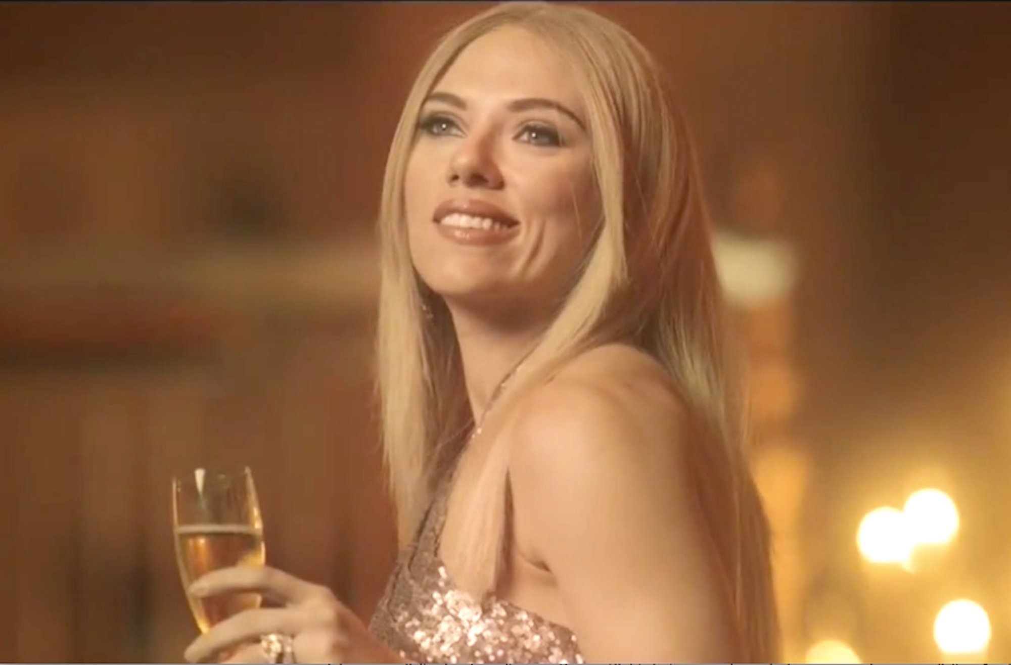H πανέμορφη Σκάρλετ “κράζει” την Ιβάνκα σε σκετσάκι σατιρικής εκπομπής (video)