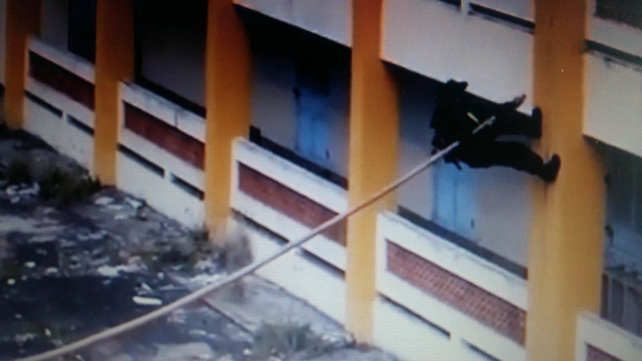 Ο απίστευτος τρόπος που σκαρφαλώνει στα κτίρια η επίλεκτη αστυνομική δύναμη SWAT (vid)