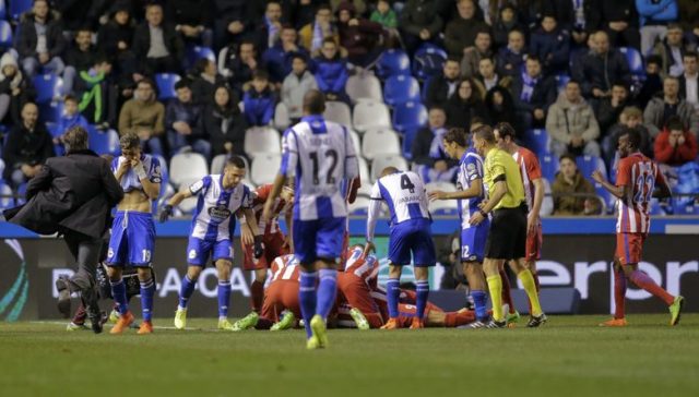 Football Soccer - Deportivo Coruna v Atletico Madrid - Spanish La Liga Santander - Riazor Stadium, A Coruna, Spain, 2/3/17 Players and officials react and rush to assist Atletico Madrid's Fernando Torres as he lies injured on the ground. REUTERS/Miguel Vidal TPX IMAGES OF THE DAY