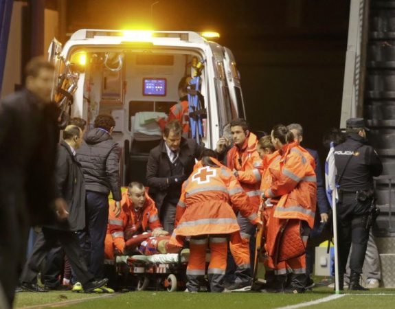 Football Soccer - Deportivo Coruna v Atletico Madrid - Spanish La Liga Santander - Riazor Stadium, A Coruna, Spain, 2/3/17 Paramedics take Atletico Madrid's Fernando Torres to a waiting ambulance after he was injured during the match. REUTERS/Miguel Vidal TPX IMAGES OF THE DAY