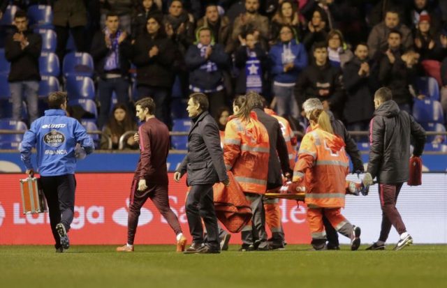 Football Soccer - Deportivo Coruna v Atletico Madrid - Spanish La Liga Santander - Riazor Stadium, A Coruna, Spain, 2/3/17 Paramedics carry Atletico Madrid's Fernando Torres on a stretcher to a waiting ambulance after he suffered a head injury during the match. REUTERS/Miguel Vidal