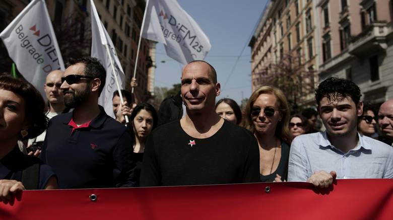 Ρώμη: Ο Βαρουφάκης και η σύζυγος του διαδηλώνουν κατά της Ε.Ε. (photos)