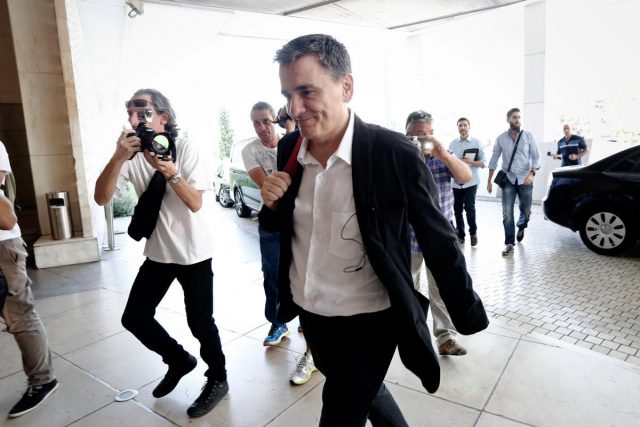 Arrival of Minister of Finance Euclid Tsakalotos at the Hilton for a meeting with officials of the IMF, Athens on July 31, 2015. / Άφιξη του Υπουργού Οικονομικών Ευκλείδη Τσακαλώτου στο ξενοδοχείο Hilton για την συνάντηση με τους εκπροσώπους του ΔΝΤ, Αθήνα στις 31 Ιουλίου 2015.