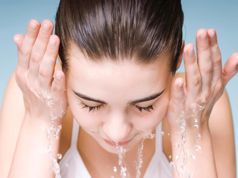 Τα πέντε «τραγικά» λάθη που κάνουμε όταν πλένουμε το πρόσωπο μας
