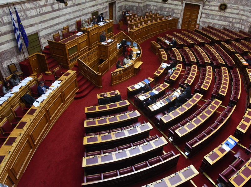 Καμπανάκι από τους οικονομολόγους της Βουλής: «Η οικονομία αργεί να πάρει μπρος!»