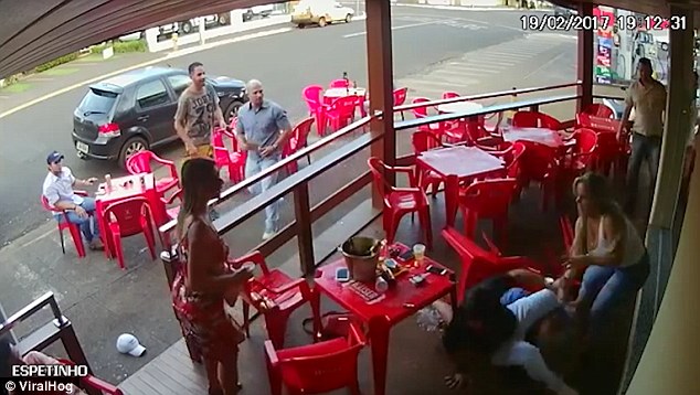 Έπιασε τον άντρα της με την ερωμένη στην καφετέρια και τους σάπισε στο ξύλο (video)