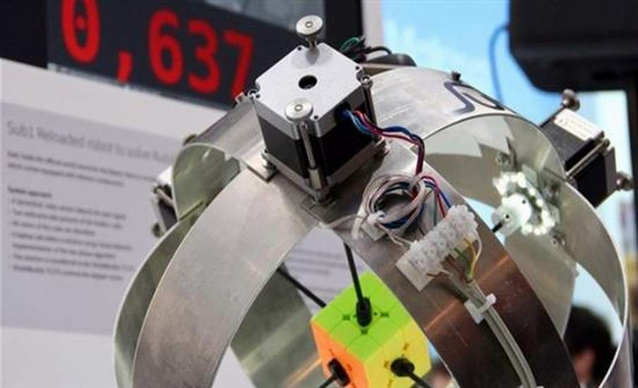 Νέο ρεκόρ Guinness: Ρομπότ έλυσε τον κύβο του Ρούμπικ σε 0.637 δευτερόλεπτα (video)