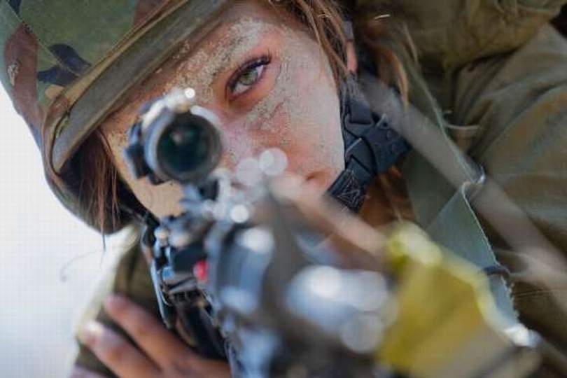 Πόλεμος με άρωμα… γυναίκας: Στρατιωτίνες από όλον τον κόσμο που δεν “μασάνε” πουθενά (photos)