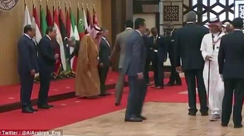 Δεν είδε το σκαλάκι ο πρόεδρος του Λιβάνου και η τούμπα ήταν “περιποιημένη”! (video)