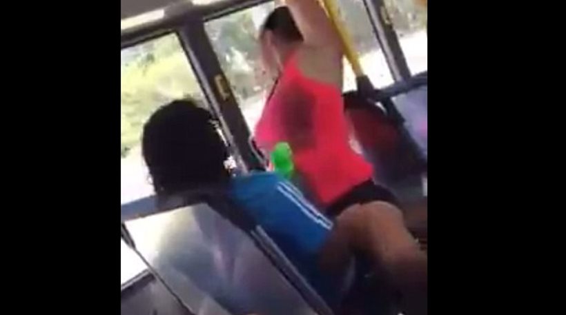 Δυο μεθυσμένοι ετοιμάζονται να κάνουν σεξ μέσα στο λεωφορείο! (video)