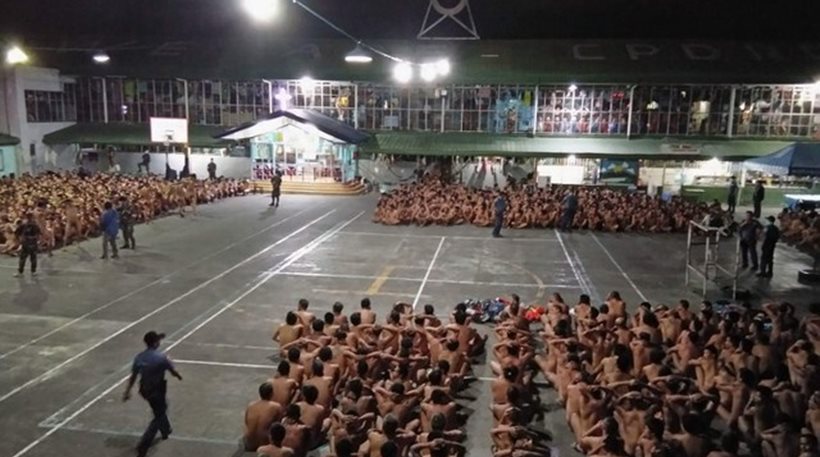 Θύελλα αντιδράσεων για τον Τουτέρτε: Χιλιάδες κρατούμενοι γυμνοί έξω από τα κελιά τους για έλεγχο (photos)