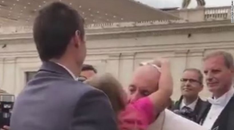 Viral η πιτσιρίκα που έκλεψε το καπέλο του Πάπα όταν έσκυψε να τη φιλήσει! (video)