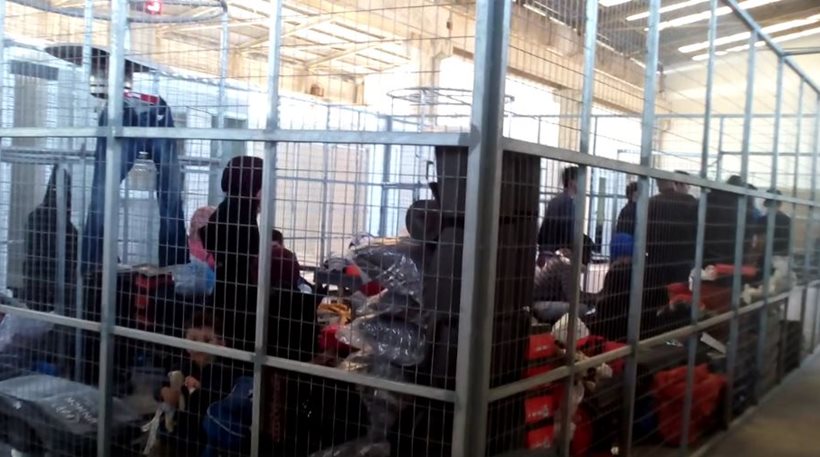 Bίντεο- σοκ: Μετανάστες στοιβαγμένοι σε κελιά στον καταυλισμό της Χίου