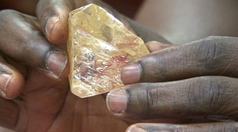 Ιερέας στη Σιέρα Λεόνε ανακάλυψε το μεγαλύτερο διαμάντι εδώ και 40 χρόνια! (photo)