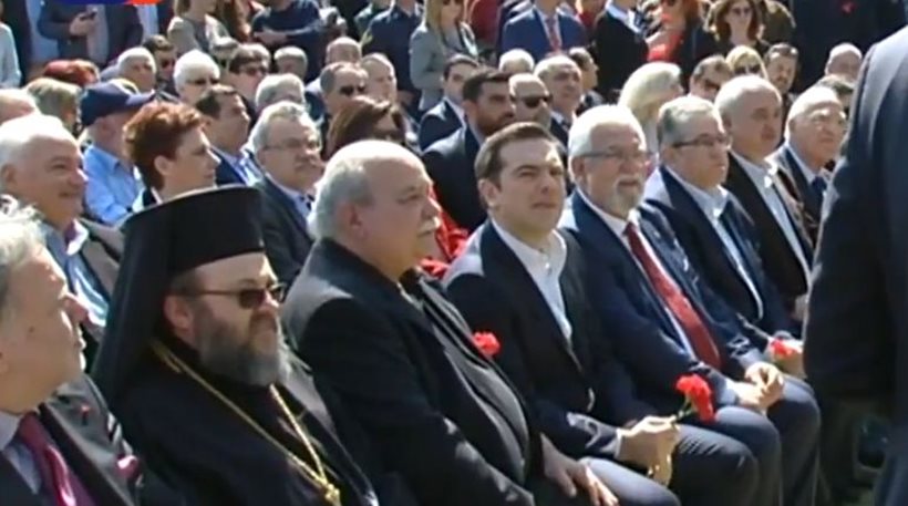 Στην εκδήλωση για τον Μπελογιάννη ο πρωθυπουργός, κρατώντας το κόκκινο γαρύφαλλο