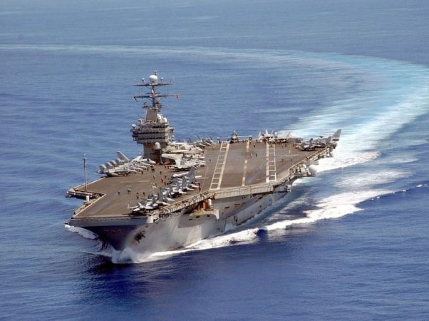 1200px-USS_Carl_Vinson_on_patrol_in_the_Pacific_2003-06-10