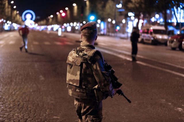 epa05918442 A French soldier stands guard during ongoing police operations after a shooting in which two police officers were killed along with their attacker and another police officer wounded in a terror attack near the Champs Elysees in Paris, France, 20 April 2017. Three police officers were shot on the avenue according to reports with their suspected attacker killed by security forces. EPA/ETIENNE LAURENT