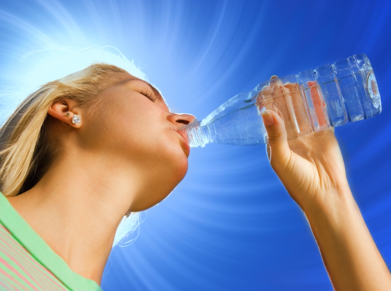 Πόσο νερό πρέπει να πίνουμε κάθε μέρα