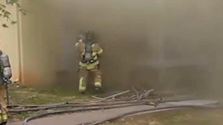 Απίστευτο video: Πυροσβέστης έπιασε στον αέρα, μωρό που πετάχτηκε!