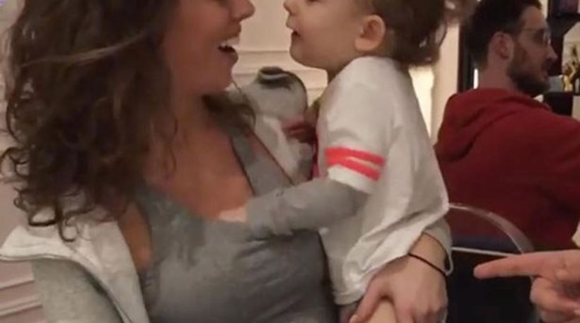 Σάλος με το μοντέλο που άφηνε τον ανιψιό της να παίζει με το στήθος της (video)