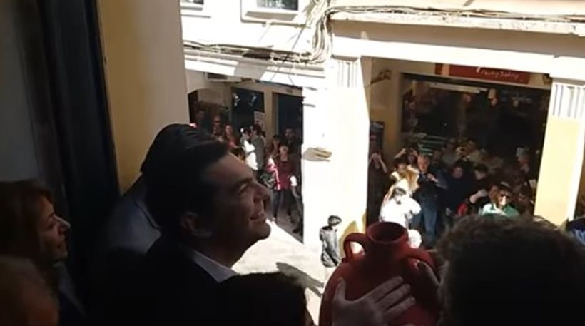 Ο Τσίπρας με τη Μπέτυ, ρίχνουν τον “μπότη” στην Κέρκυρα (video)