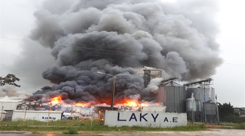 Στις φλόγες τυλίχθηκε το εργοστάσιο της εταιρείας ΒΙΚH (pics)