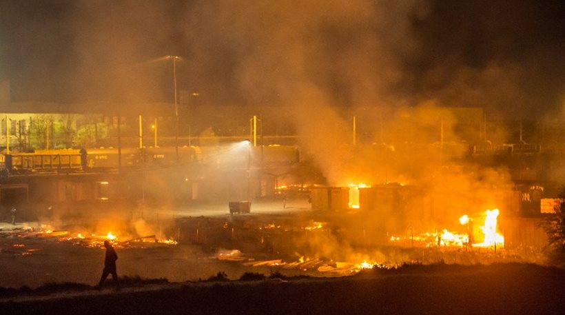 Στάχτη έγινε καταυλισμός προσφύγων στη Γαλλία- Άγριες “μάχες” μεταναστών (pics)