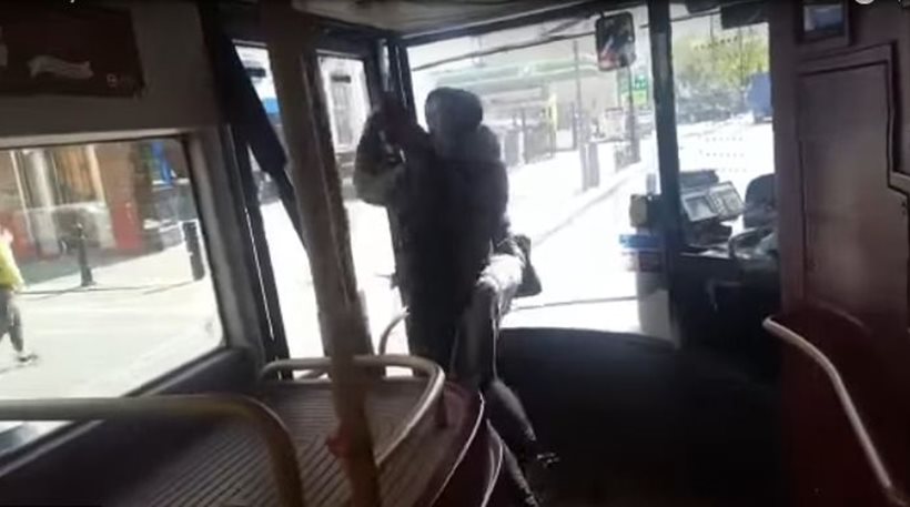 Βίντεο- σοκ: Επιβάτης λεωφορείου παλεύει με τον ένοπλο ληστή