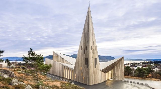 The-church-of-Knarvik-by-Reiulf-Ramstad-Arkitekter-00