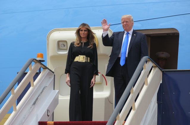US President Donald Trump and First Lady Melania Trump step off Air Force One upon arrival at King Khalid International Airport in Riyadh on May 20, 2017. / AFP PHOTO / MANDEL NGAN