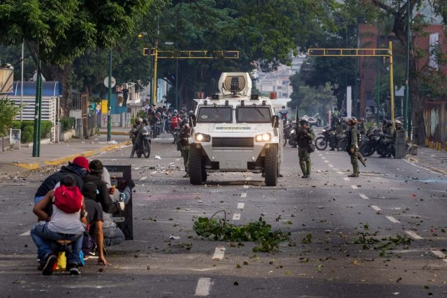 epa05916107 Demonstrators clash with police during protests in Caracas, Venezuela, 19 April 2017. Police, using tear gas, dispersed protesters in the center of Caracas. Venezuela is the scene of massive protests for both government supporters and opposition groups heightening tension throughout the country. EPA/MIGUEL GUTIERREZ
