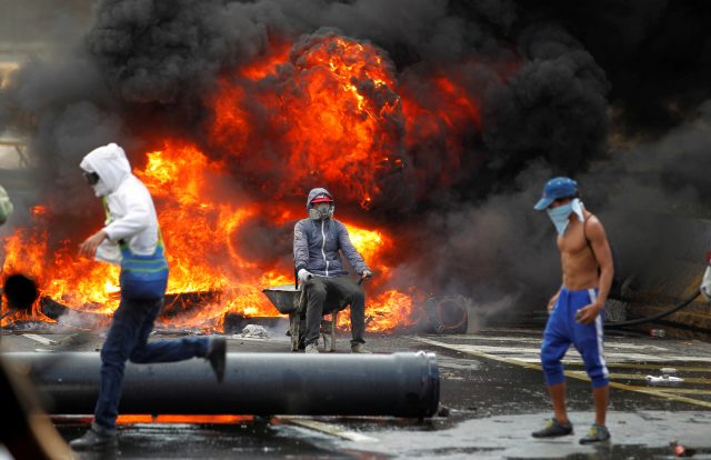 Demonstrators build a fire barricade on a street during a rally against Venezuela's President Nicolas Maduro in Caracas, Venezuela April 24, 2017. REUTERS/Christian Veron
