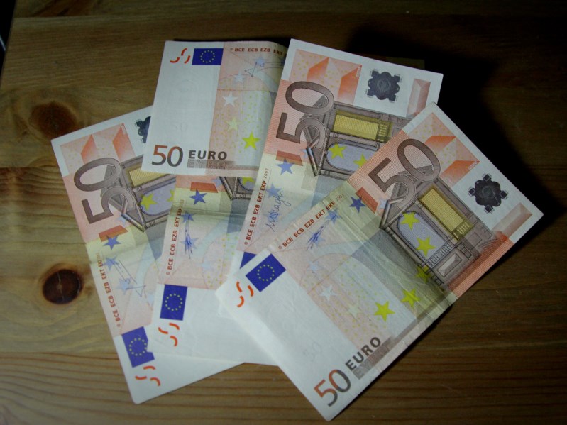 Έρχεται ρύθμιση 10ετίας για χρέη από 3.000-20.000€
