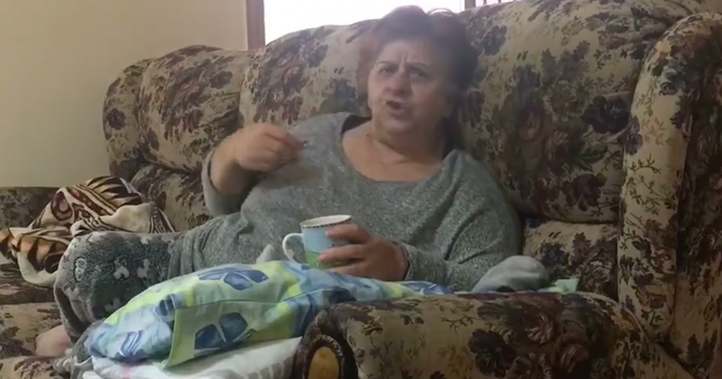 Ελληνίδα γιαγιά που ζει στην Αυστραλία ξυπνάει το χάραμα για να δει Survivor (video)