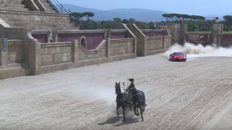 Δύο απίστευτα άλογα, τα βάζουν με μια Ferrari! (video)