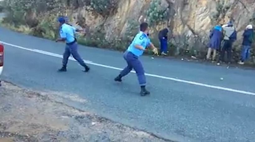 Σοκ: Αστυνομικοί χτυπούν βάναυσα τους κλέφτες με… μήλα! (video)
