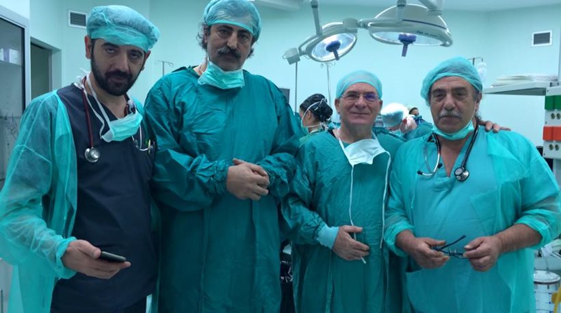 Σόου Πολάκη στο νοσοκομείο Ζακύνθου: Με στολή χειρουργείου ποζάρει στον φακό (pics)