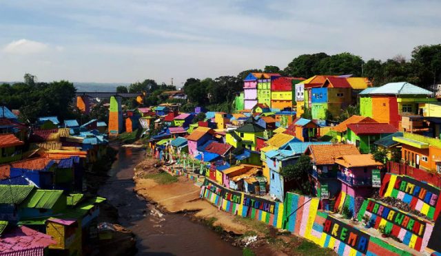 Kampung-Pelangi-Village-in-Indonesia-Huge-Hit-on-Instagram-For-Rainbow-Colors-Among-Tourists