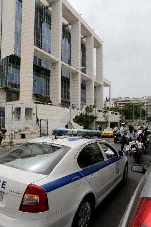 Αστυνομικά οχήματα έξω από το Εφετείο Αθηνών , Παρασκευή 12 Μαΐου 2017. Ένα άτομο συνελήφθη, πριν από λίγη ώρα, και οδηγήθηκε στη ΓΑΔΑ, γιατί πυροβόλησε έξω από το Εφετείο Αθηνών. Σύμφωνα με τις πρώτες πληροφορίες από αστυνομικές πηγές, το περιστατικό σχετίζεται με τη δίκη για τη δολοφονία του Μάριου Παπαγεωργίου, η σορός του οποίου δεν έχει βρεθεί ακόμη, ενώ ο συλληφθείς φέρεται να είναι συγγενής του. ΑΠΕ-ΜΠΕ/ΑΠΕ-ΜΠΕ/Παντελής Σαίτας