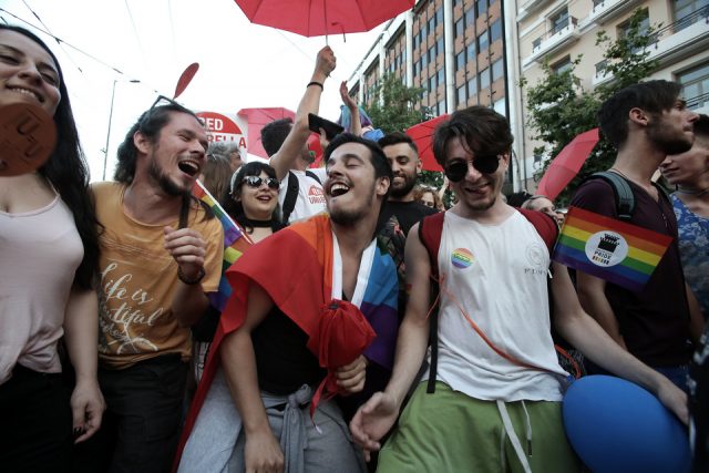 Κόσμος συμμετέχει στην ετήσια παρέλαση Athens Gay Pride της ομοφυλόφιλης κοινότητας, που ξεκίνησε από την πλατεία Συντάγματος στην Αθήνα, Σάββατο 10 Ιουνίου 2017.