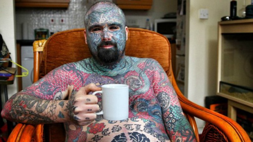 Ο άνθρωπος με τα πιο πολλά τατουάζ, κινδυνεύει να χάσει το χέρι του (pics)