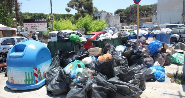 Times: “Η σκληρή κυβέρνηση Τσίπρα ήρθε αντιμέτωπη με τα σκουπίδια”