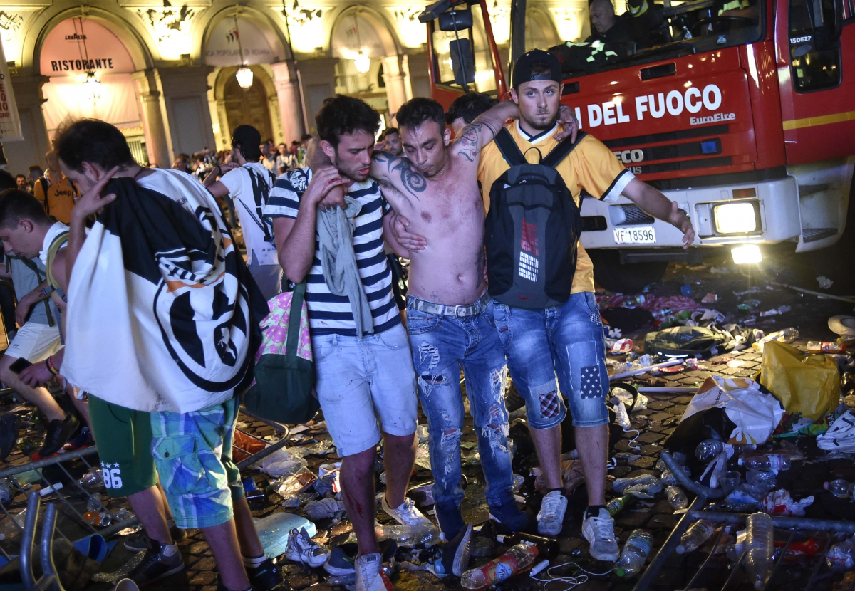 Το απόλυτο χάος στο Toρίνο λίγο πριν τη λήξη του αγώνα- Τουλάχιστον 600 τραυματίες! (pics-vid)