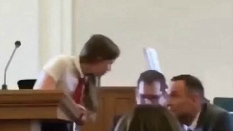 Μια 12χρονη παραδέχεται στην εκκλησία πως είναι ομοφυλόφιλη και την ξεφτιλίζουν… (video)
