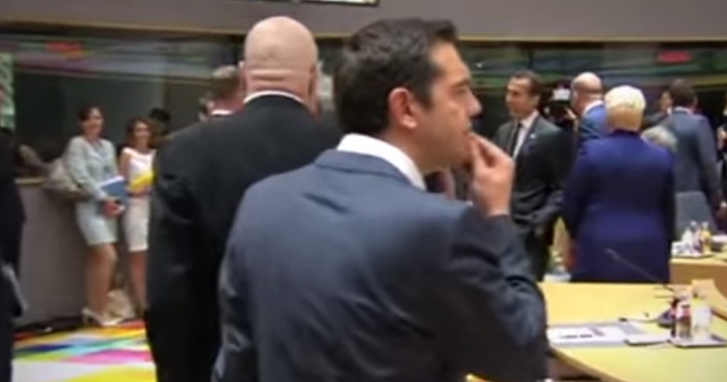 Viral το video που δείχνει τον Τσίπρα να μπαίνει στην Σύνοδο Κορυφής και να μην του μιλά κανείς