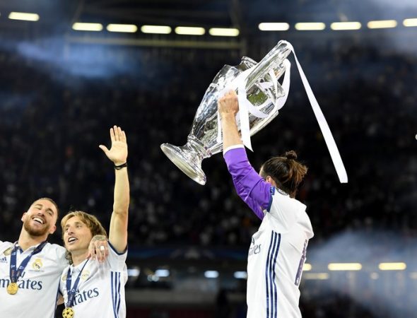 epa06008874 Real Madrid's Gareth Bale celebrates with the trophy after winning the UEFA Champions League final between Juventus FC and Real Madrid at the National Stadium of Wales in Cardiff, Britain, 03 June 2017. EPA/ANDY RAIN