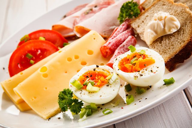 Cheese_Sausage_Bread_Vegetables_Breakfast_Eggs_516110_1280x853