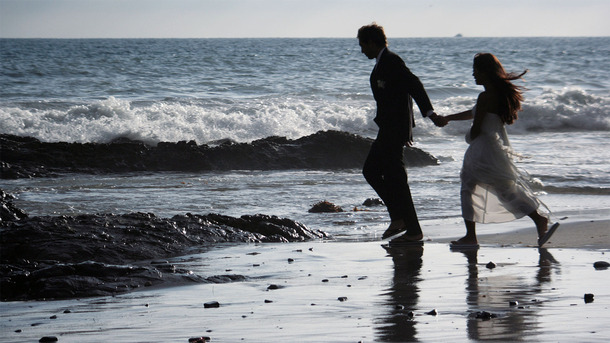 Favim.com-beach-bride-couple-sea-walk-408323